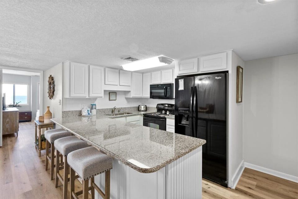 HSRC 611 Kitchen/ Breakfast Bar