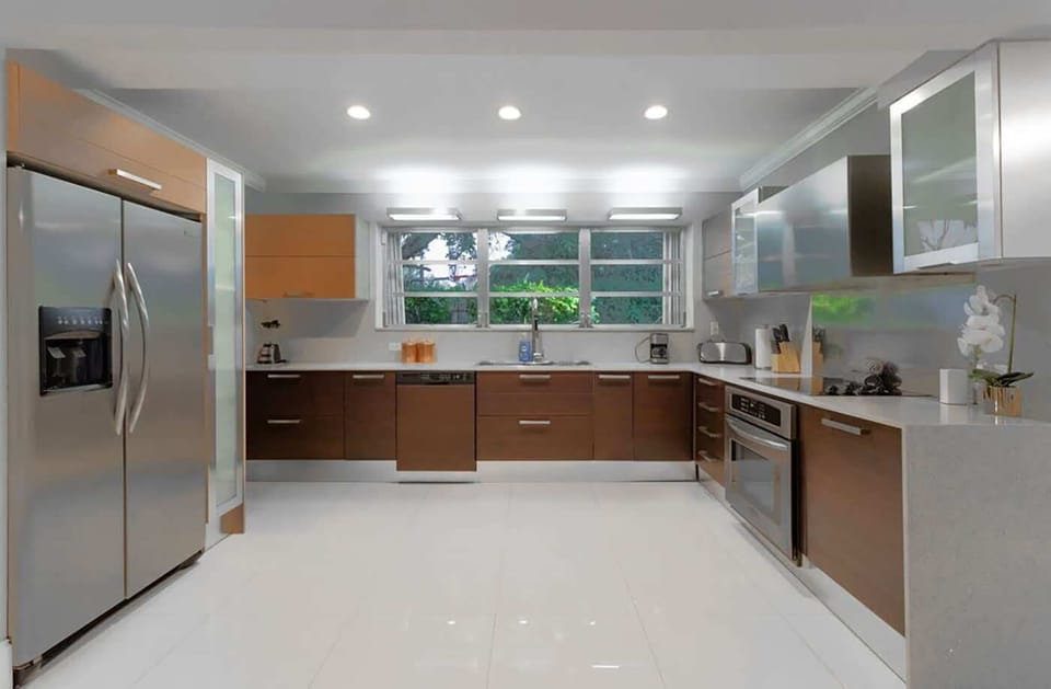 Fully equipped kitchen.
