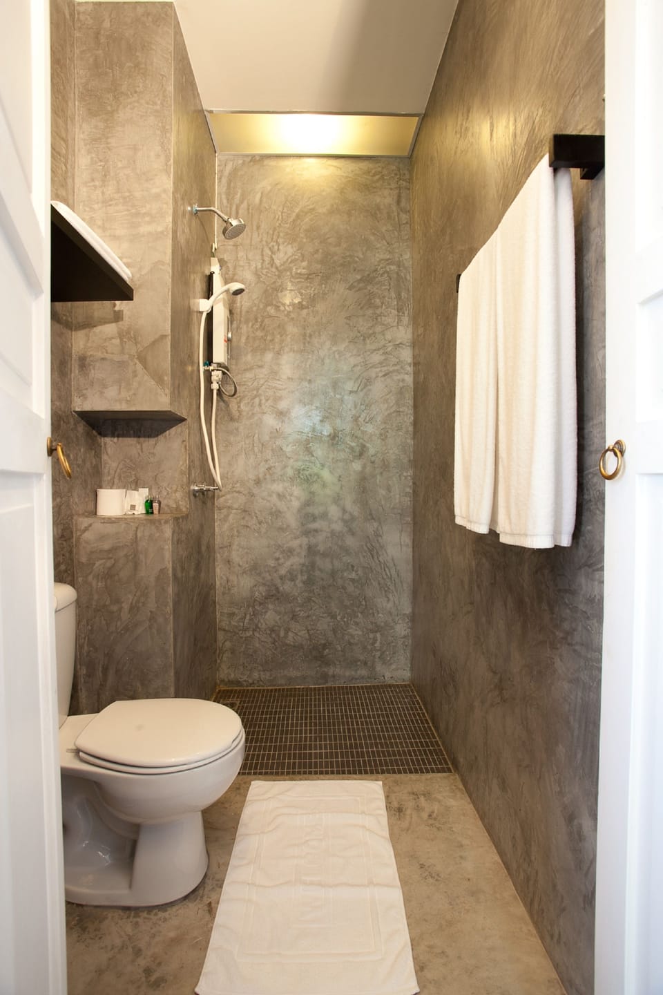 Standard Room, 1 Double Bed, Balcony | Bathroom amenities | Shower, free toiletries, hair dryer, slippers