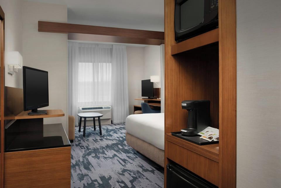 Executive Suite, 1 King Bed with Sofa bed | In-room safe, desk, blackout drapes, iron/ironing board