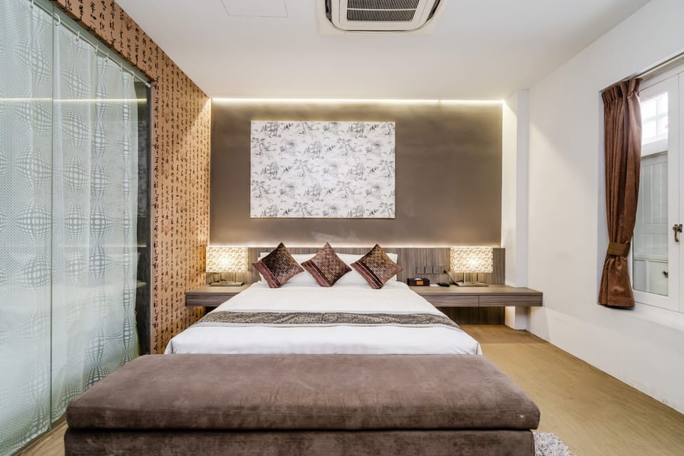 Executive Suite | In-room safe, iron/ironing board (on request), WiFi (free), bed sheets