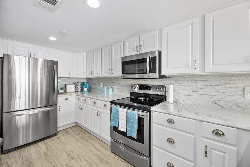 Fully renovated modern kitchen (fully stocked)