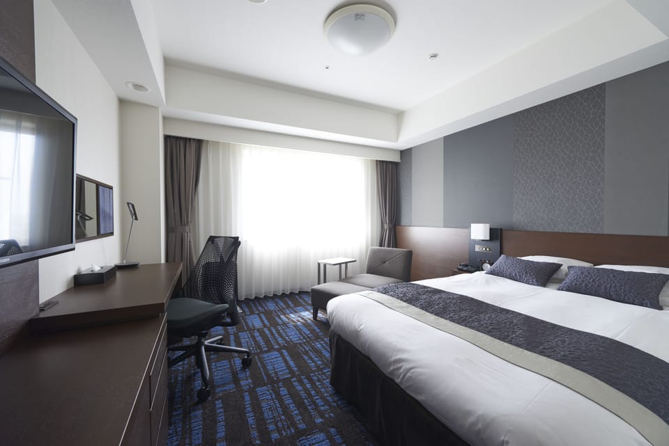 Premium bedding, desk, blackout drapes, soundproofing