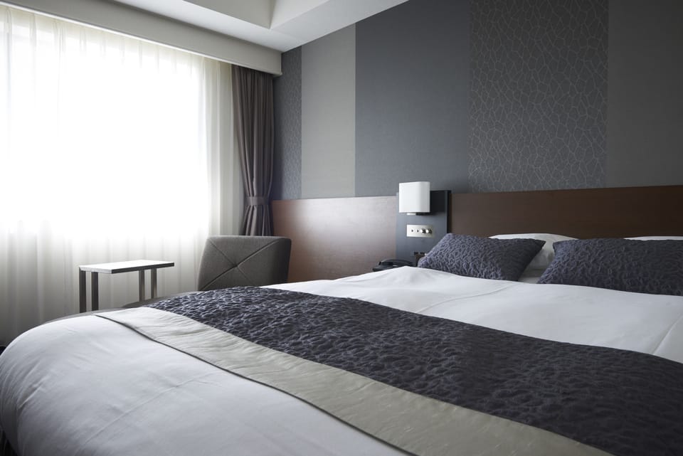 Premium bedding, desk, blackout drapes, soundproofing
