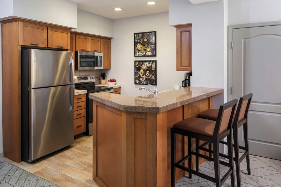 Premium bedding, in-room safe, iron/ironing board