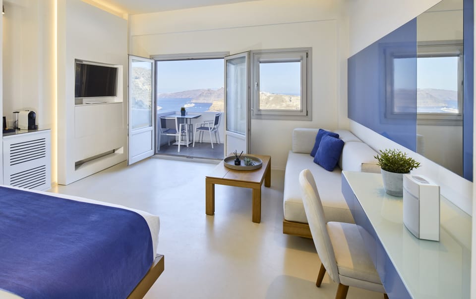 Junior Suite with Heated Plunge Pool on the Cliff Side | Living area | Smart TV