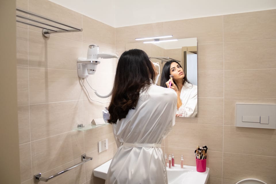 Deluxe Room, 1 King Bed | Bathroom | Shower, rainfall showerhead, free toiletries, hair dryer