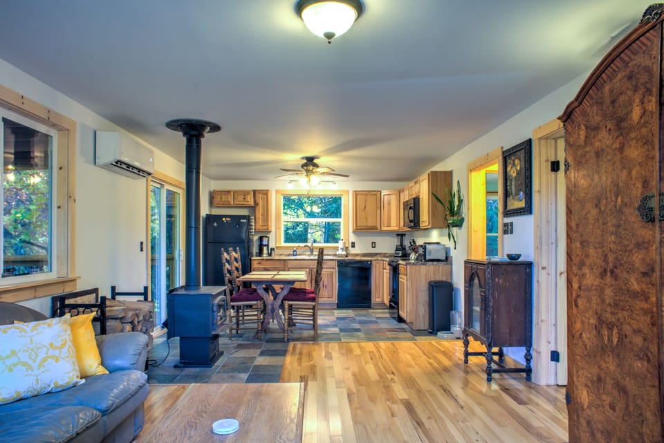 Dining Area & Fully Equipped Kitchen