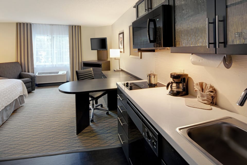 Studio Suite, 1 King Bed | In-room safe, desk, iron/ironing board, cribs (free)