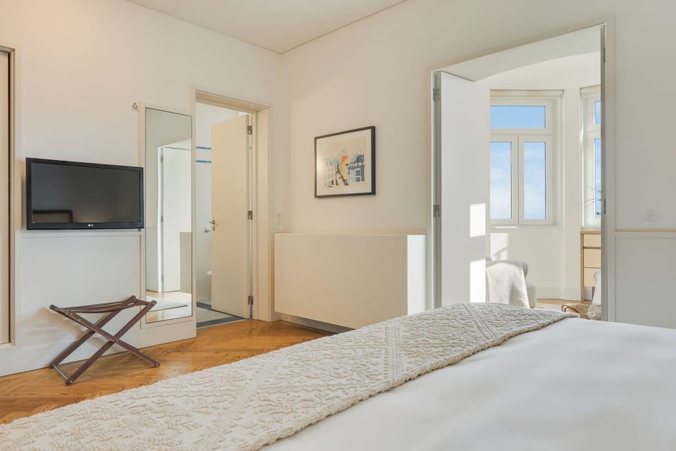 Minibar, in-room safe, soundproofing, free WiFi