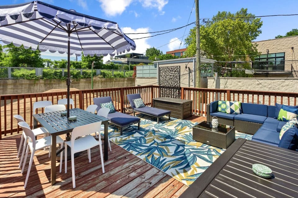 Outdoor Living area w/ Grill