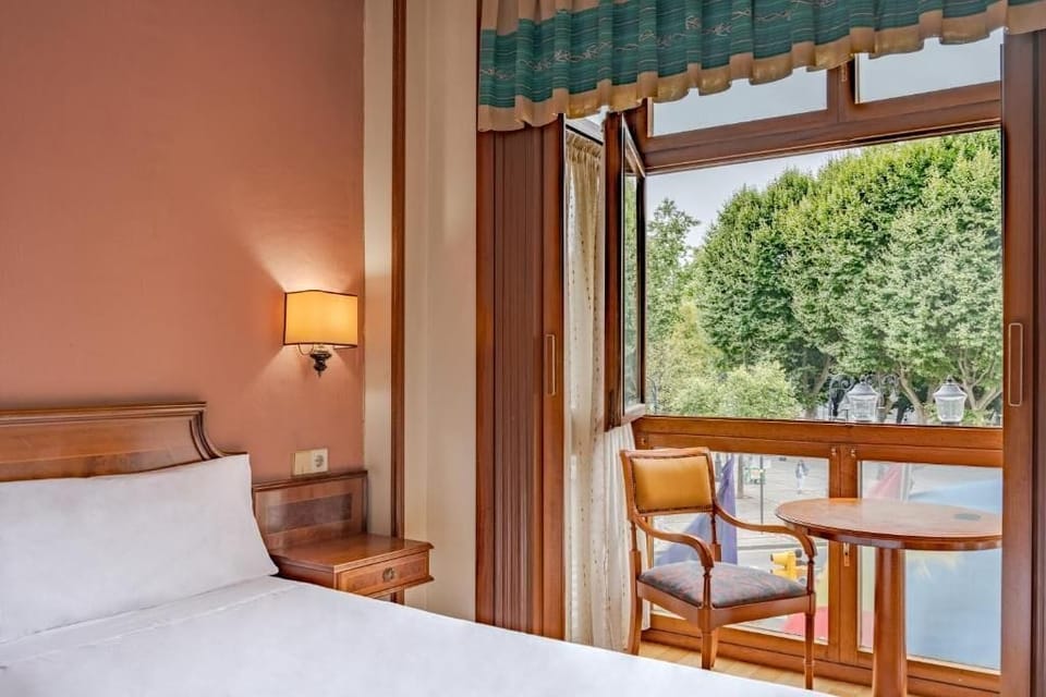 Twin Room | In-room safe, iron/ironing board (on request), WiFi (free), bed sheets
