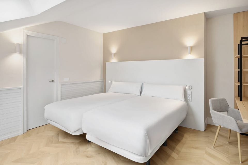 Quadruple Room | In-room safe, iron/ironing board, free WiFi, bed sheets