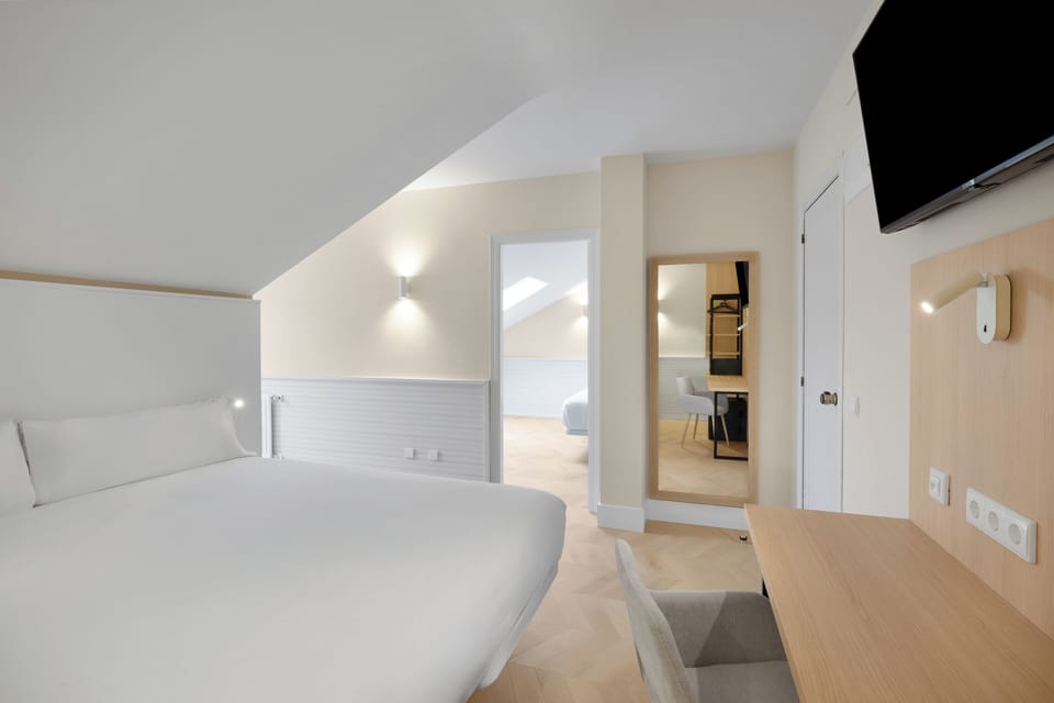 Family Room | In-room safe, iron/ironing board, free WiFi, bed sheets