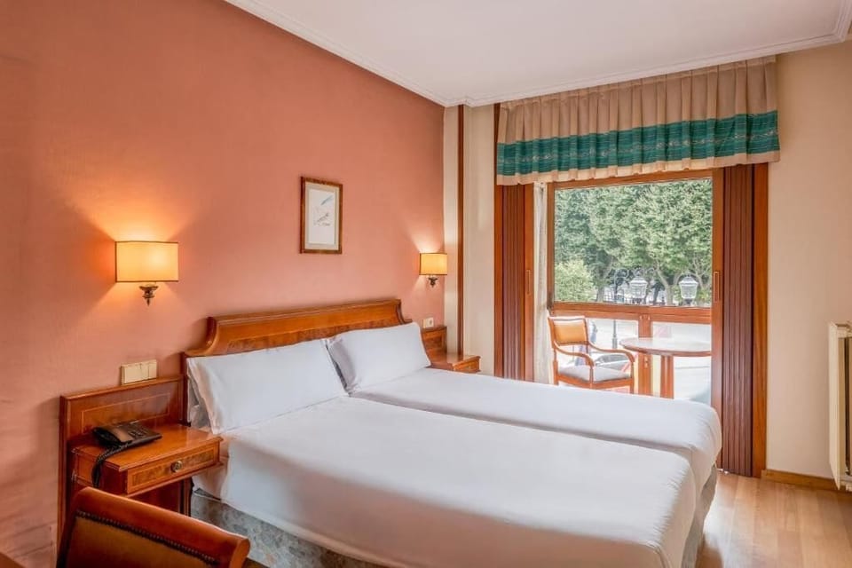 Twin Room | In-room safe, iron/ironing board (on request), WiFi (free), bed sheets