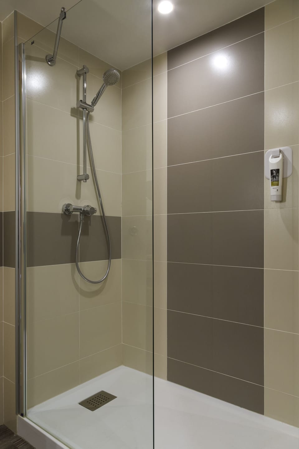 Combined shower/tub, eco-friendly toiletries, hair dryer, towels