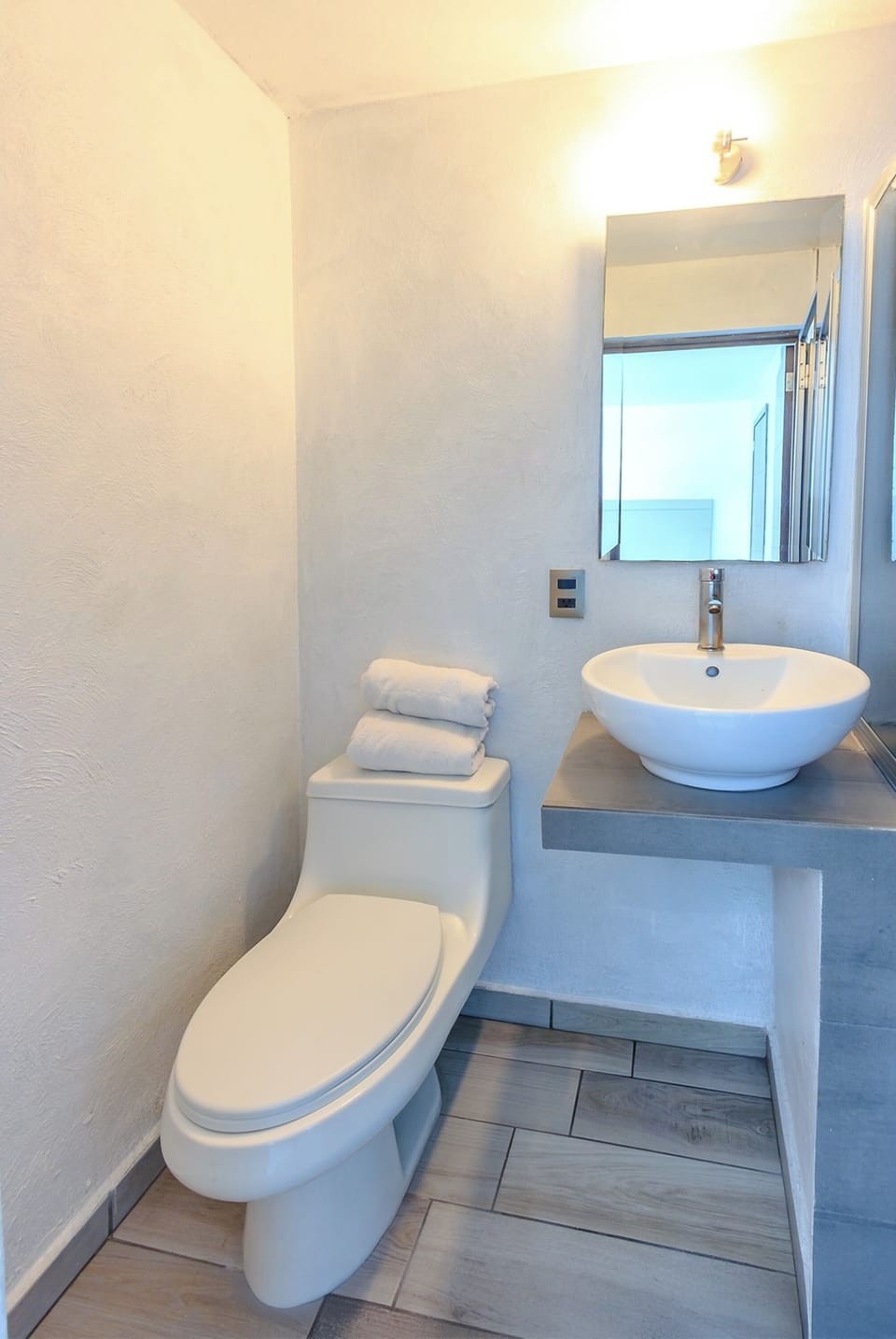 Shower, free toiletries, towels