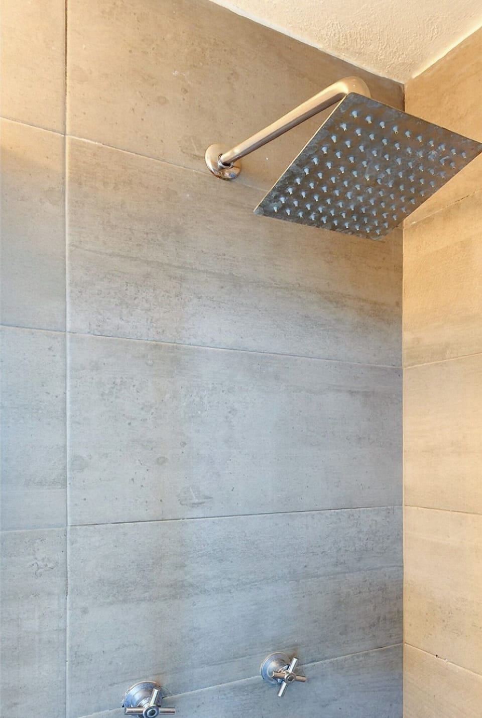 Shower, free toiletries, towels