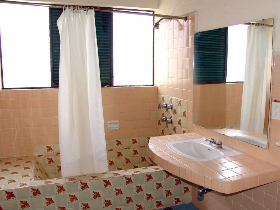Standard Room | Bathroom | Shower, free toiletries, towels