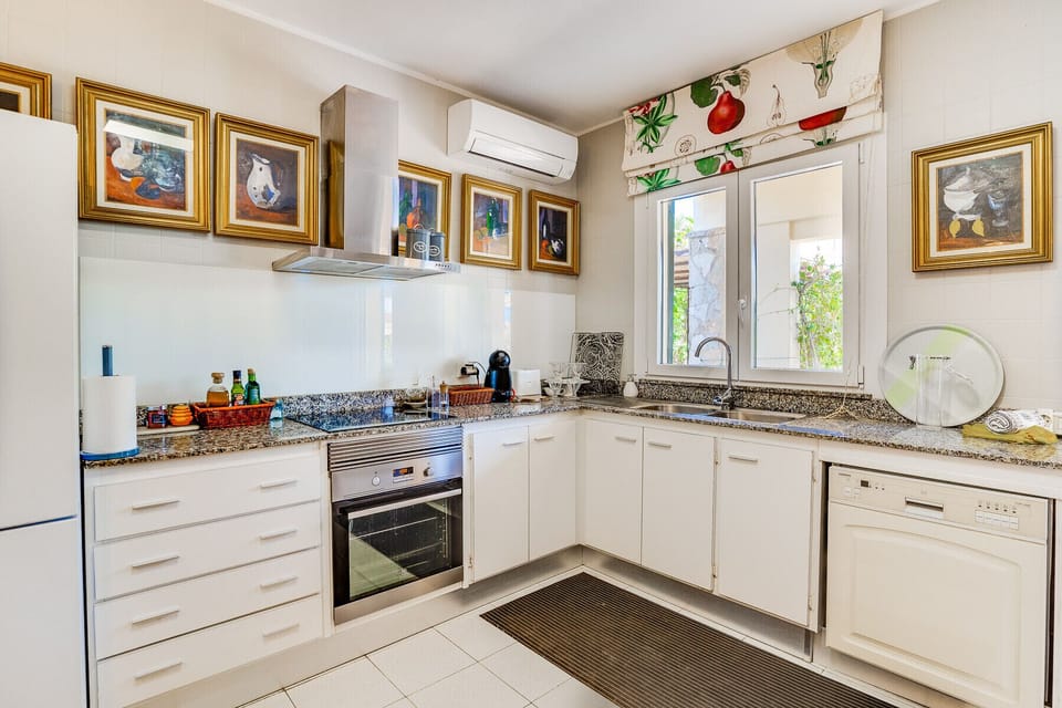 Kitchen of the holiday home Villa Cala Estancia - Mercedes heated and fully equipped, with dishwasher and oven