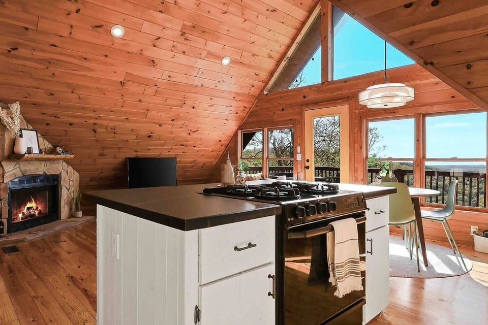 Gas stove and oven. Fully equipped with baking pans, cutlery, mixers and a full pot & pan assortment for almost all chef duties.