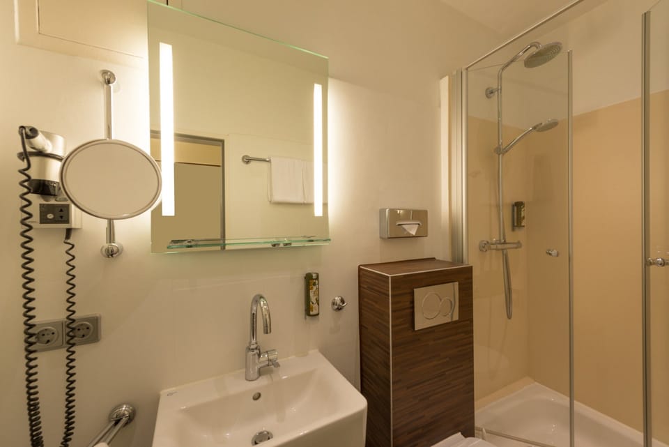 Shower, rainfall showerhead, free toiletries, hair dryer