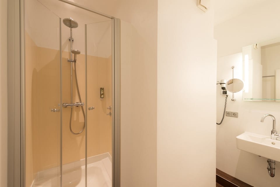 Shower, rainfall showerhead, free toiletries, hair dryer