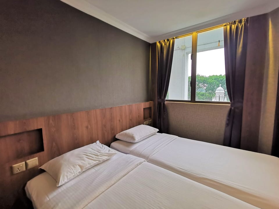 Deluxe Twin Room | In-room safe, WiFi (free), bed sheets
