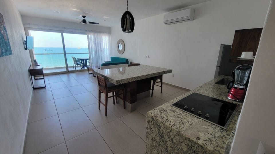 Junior Suite Premium | Private kitchen | Fridge, microwave, coffee/tea maker, cookware/dishes/utensils