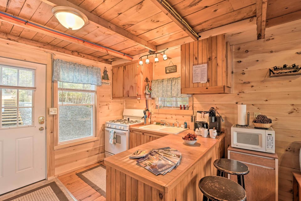 Kitchen | Cooking Basics | Coffee Maker | Paper Towels/Trash Bags Provided