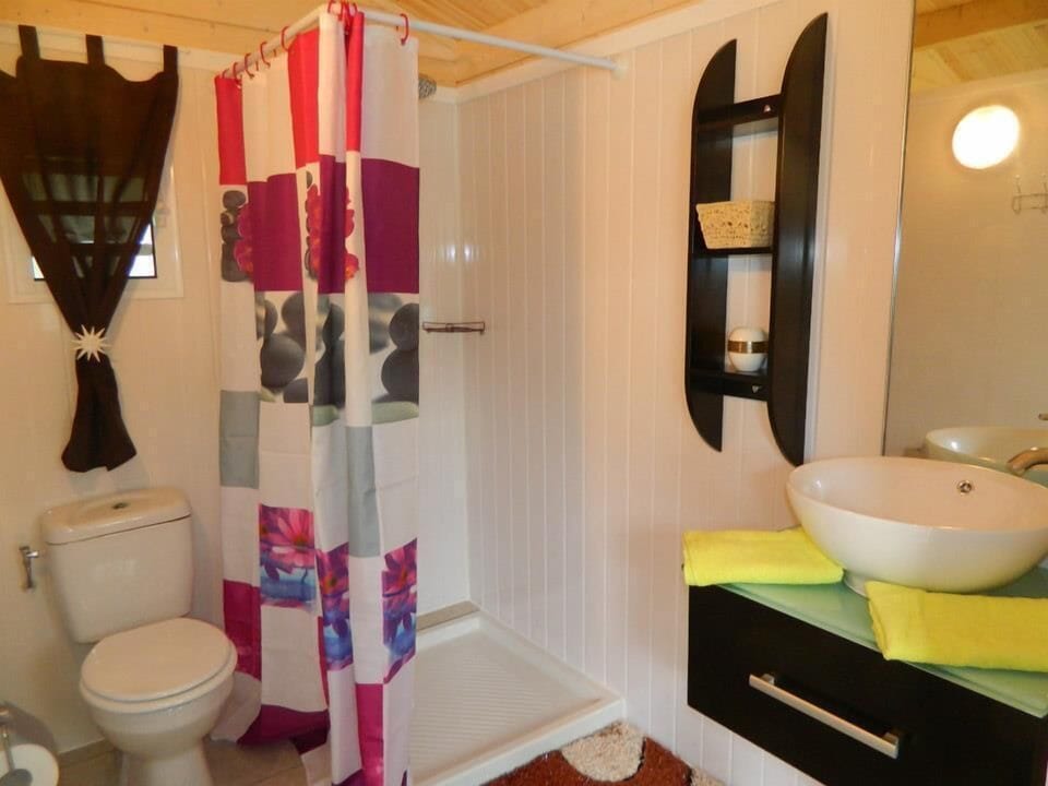 Bungalow | Bathroom | Hair dryer, towels