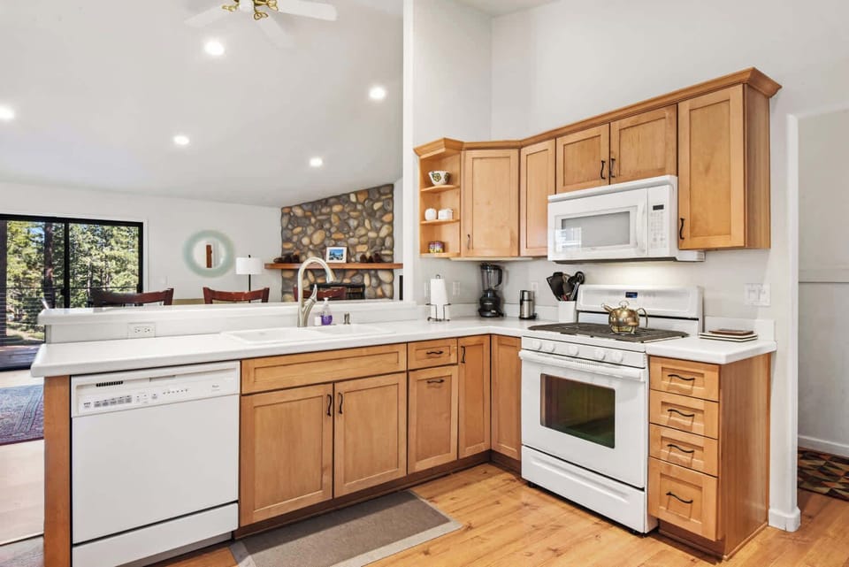 House, Multiple Beds, Patio, Mountain View (Tranquil Tumbleweed) | Private kitchen | Fridge, microwave, oven, stovetop