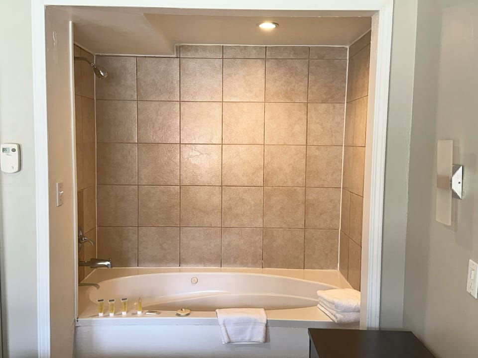 Deluxe King Spa Room, 1 King Bed, Jetted Tub, Non Smoking | Jetted tub