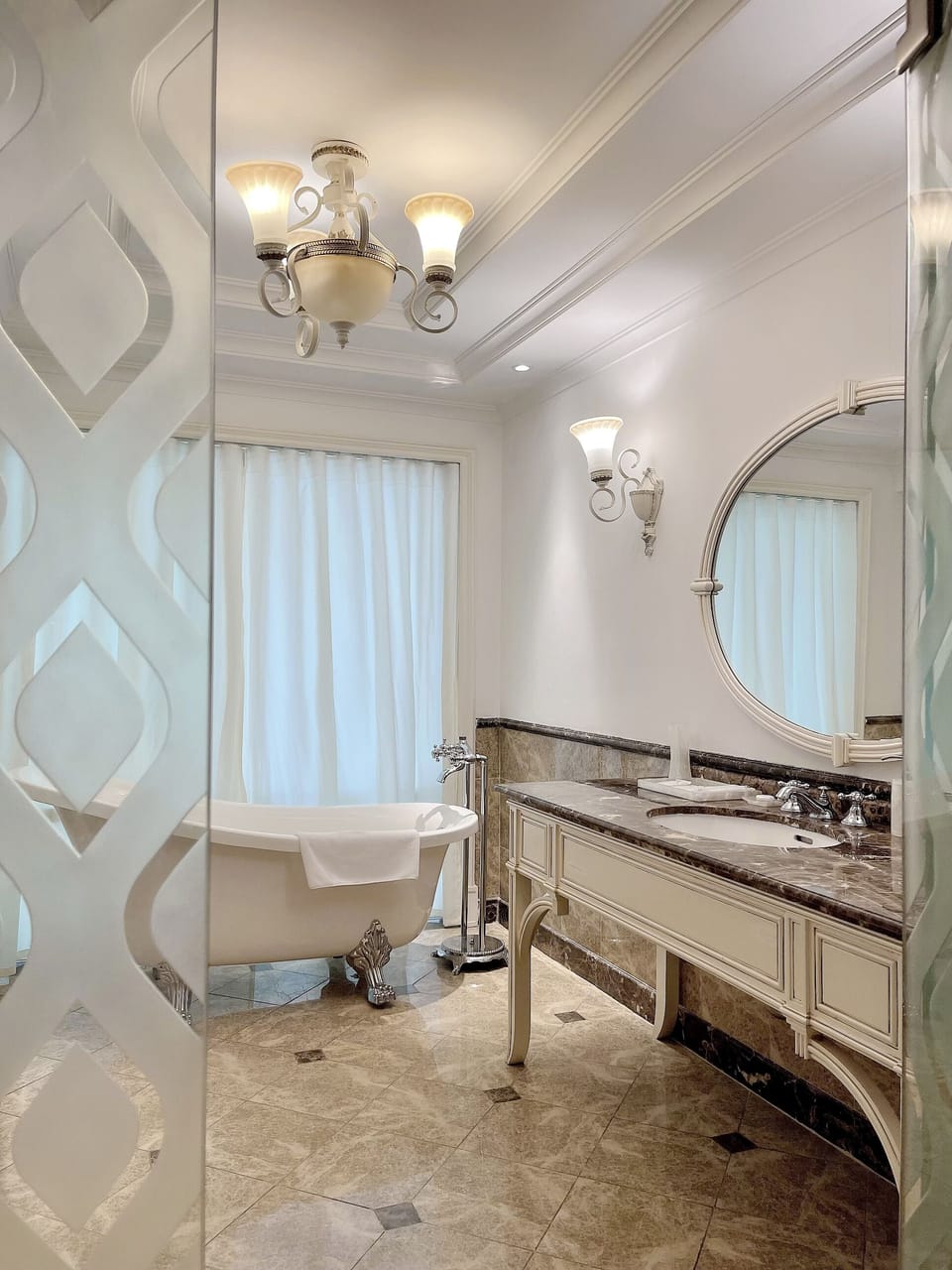 Deluxe Twin Room | Free minibar items, in-room safe, desk, blackout drapes