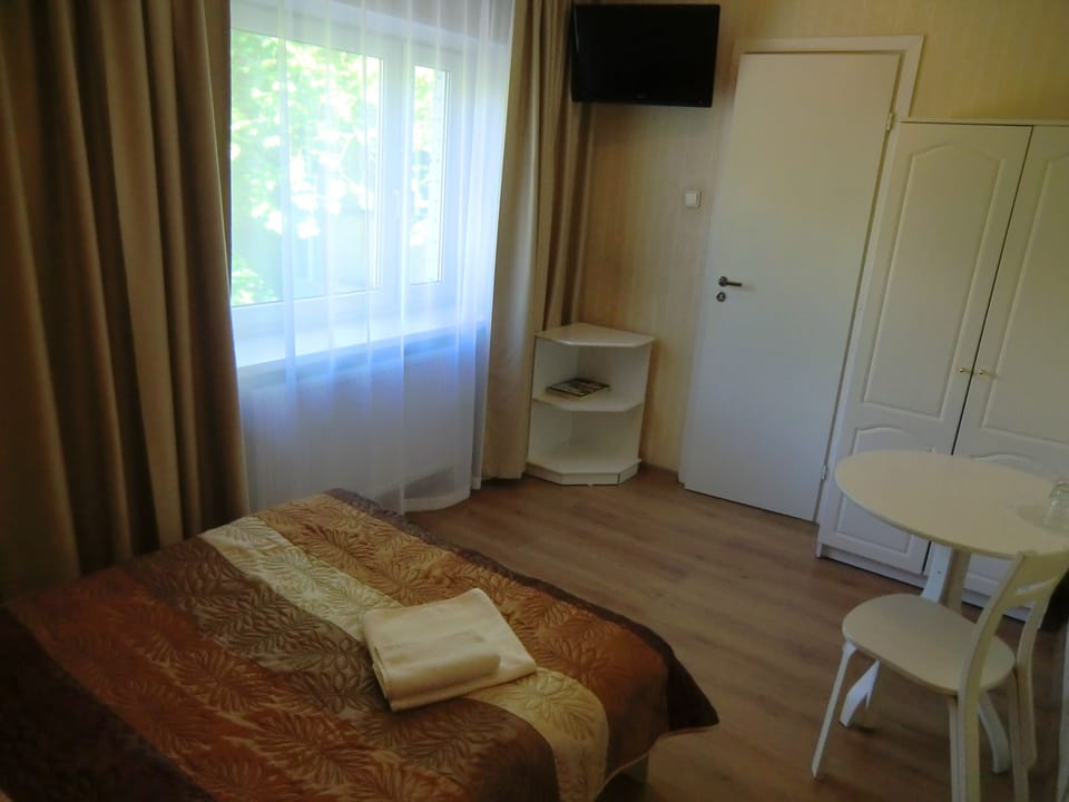 Single Room, Shared Bathroom | Blackout drapes, iron/ironing board, free WiFi, bed sheets