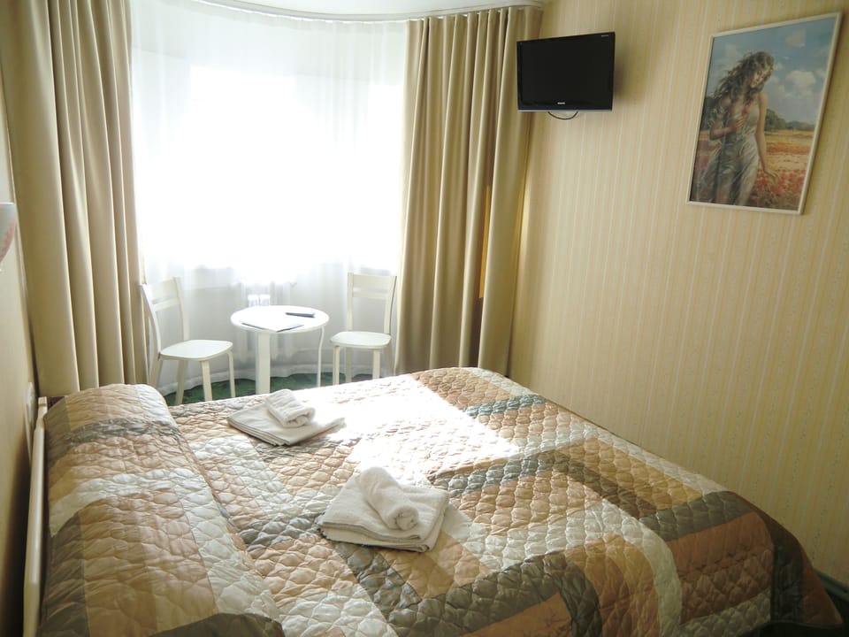 Single Room, Shared Bathroom | Blackout drapes, iron/ironing board, free WiFi, bed sheets