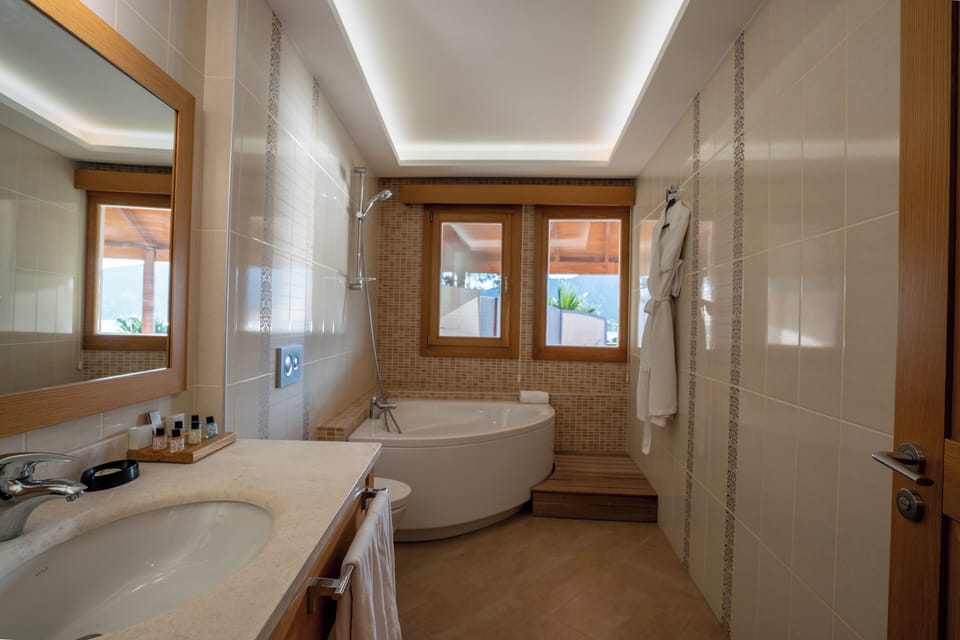 Panoramic Penthouse, 1 King Bed | Bathroom | Hydromassage showerhead, free toiletries, hair dryer, bathrobes