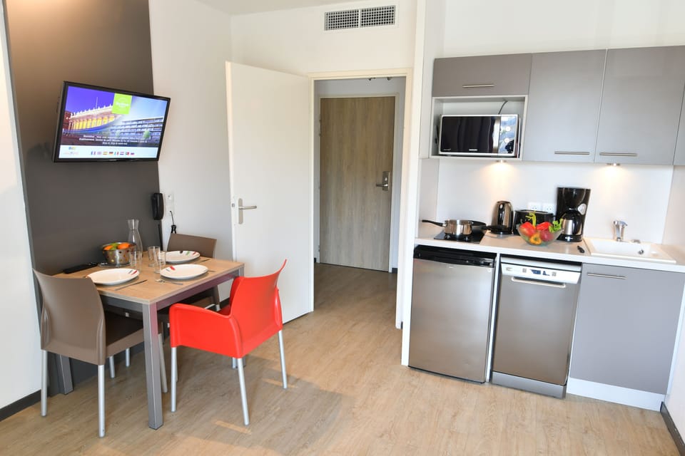 Premium bedding, soundproofing, iron/ironing board, free WiFi
