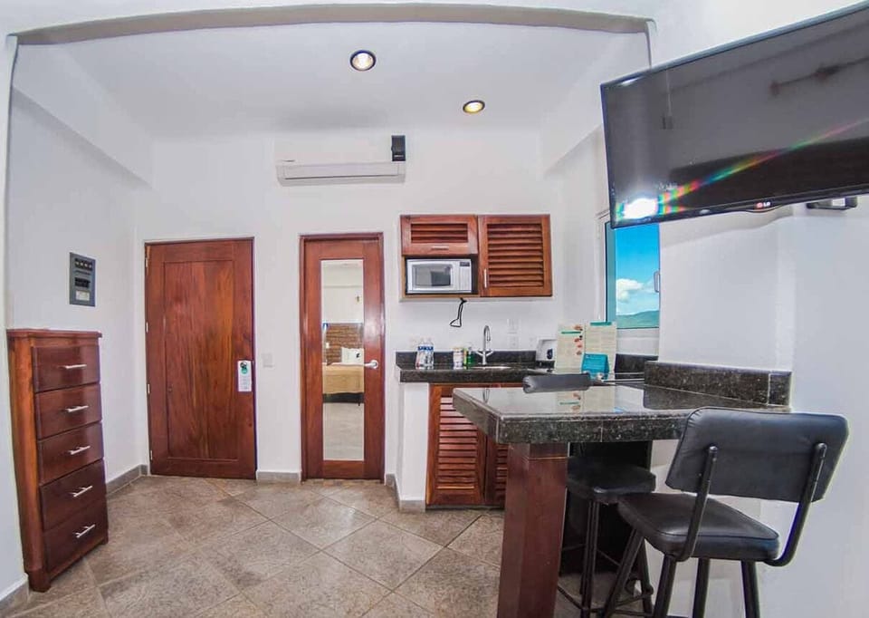 Studio Suite, 1 King Bed | Private kitchenette | Fridge, microwave, cookware/dishes/utensils