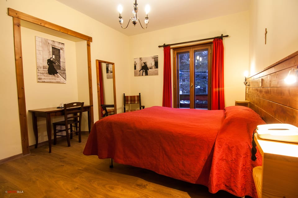 Double Room | Desk, cribs/infant beds, rollaway beds, free WiFi