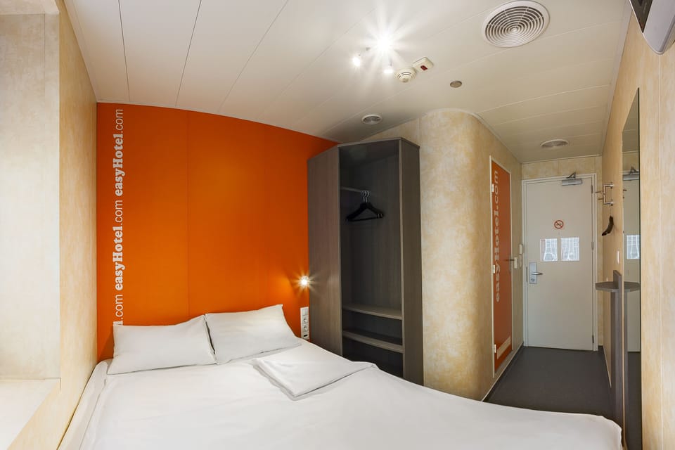 Small Double room | Hypo-allergenic bedding, blackout drapes, iron/ironing board, free WiFi
