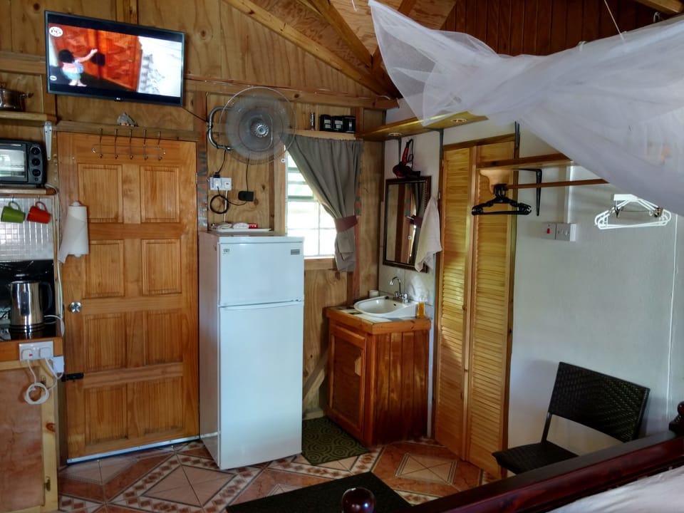 Studio Cabin  | Premium bedding, soundproofing, free WiFi