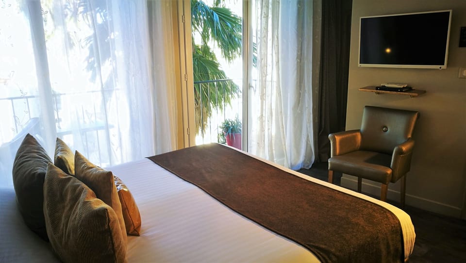 Superior Double Room, Balcony | Premium bedding, in-room safe, individually decorated, desk