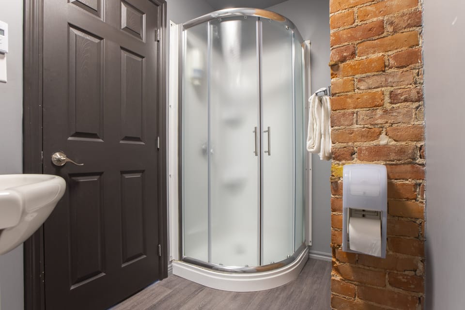 1 Queen bed | Bathroom shower