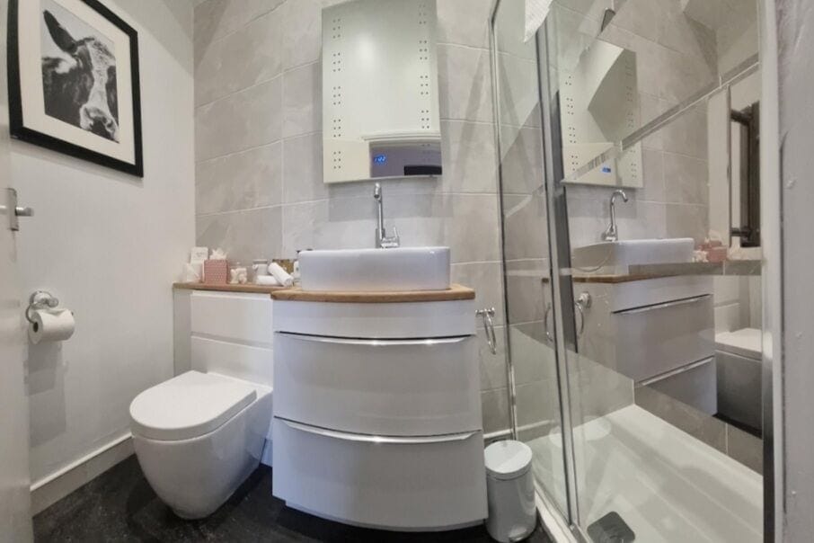 Superior Double Room, Ensuite | Bathroom | Shower, free toiletries, bathrobes, slippers