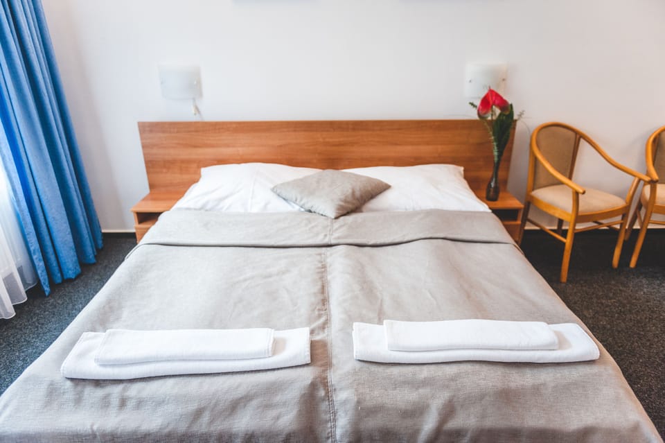 Double Room | In-room safe, iron/ironing board, free WiFi, bed sheets