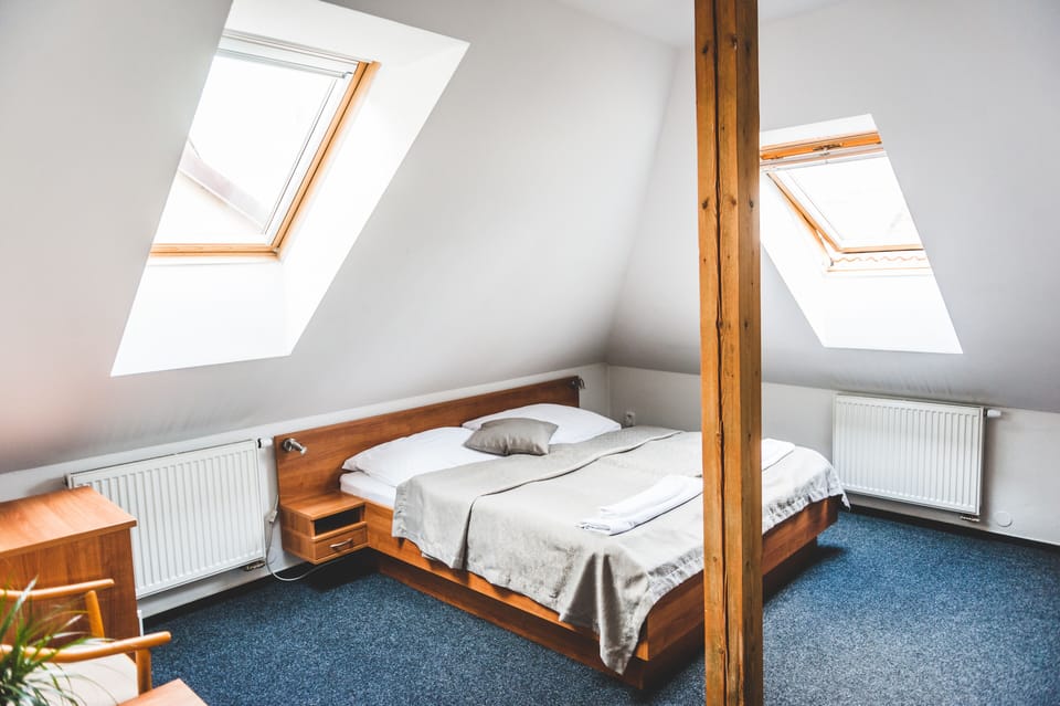 Double Room | In-room safe, iron/ironing board, free WiFi, bed sheets