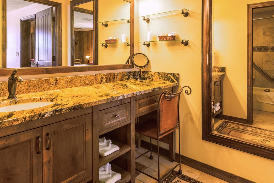 Family Suite, 2 Bedrooms | Bathroom | Free toiletries, hair dryer, bathrobes, towels
