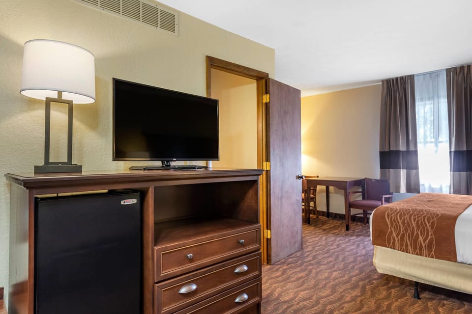 In-room safe, desk, iron/ironing board, rollaway beds (surcharge)