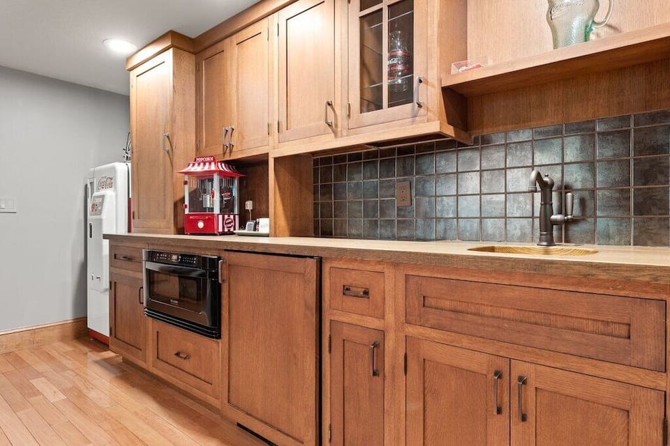 Kitchette with ice maker